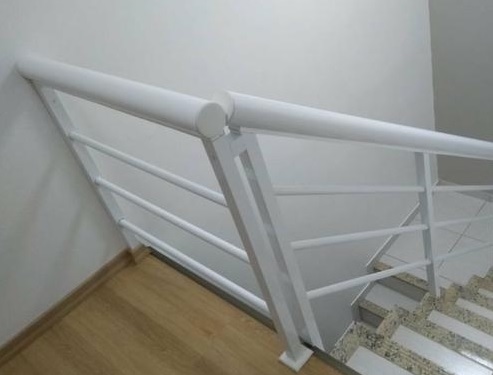 Corrimão com Estrutura em Alumínio Branco
